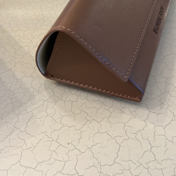 NWOB Burberry Eyeglasses Sunglasses Case With Cloth.6.9L, 2.5W 3.5D. Tan - Picture 6 of 7